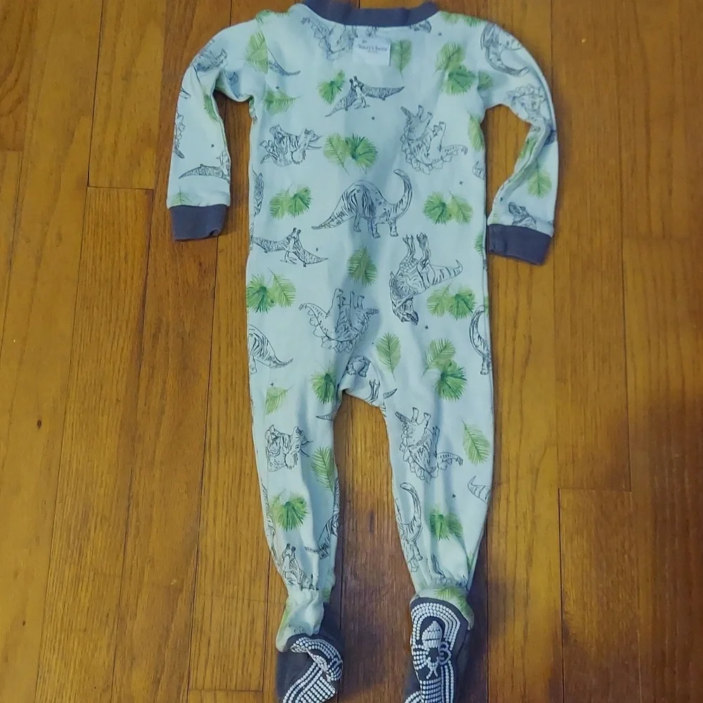 ⭐️ 5/30 Burt's Bees 6-9 month dinosaur pajamas, green, footed